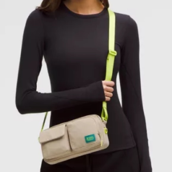 Lululemon Athletica Multi Pocket Crossbody Bag 2.5L - Picture 1 of 9